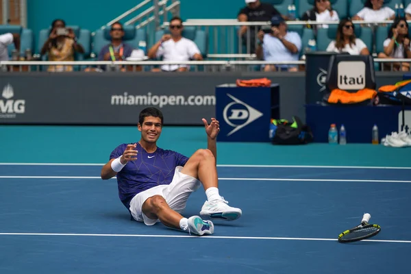 MIAMI GARDENS, FLORIDA - 3 APRIL 2022: Miami Açık 2022 İspanya Şampiyonu Carlos Alcaraz, Miami, Florida 'daki Hard Rock Stadyumu' nda oynanan erkekler final maçı sonrasında zaferini kutladı.