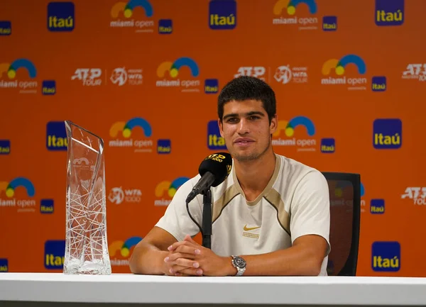 MIAMI GARDENS, FLORIDA - 3 APRIL 2022: Miami Open 2022 İspanya Şampiyonu Carlos Alcaraz, Miami, Florida 'daki Hard Rock Stadyumu' ndaki erkekler final maçı sonrasında düzenlediği basın toplantısında