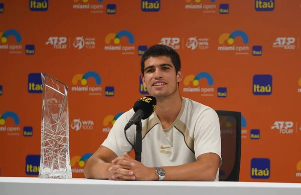 MIAMI GARDENS, FLORIDA - 3 APRIL 2022: Miami Open 2022 İspanya Şampiyonu Carlos Alcaraz, Miami, Florida 'daki Hard Rock Stadyumu' ndaki erkekler final maçı sonrasında düzenlediği basın toplantısında
