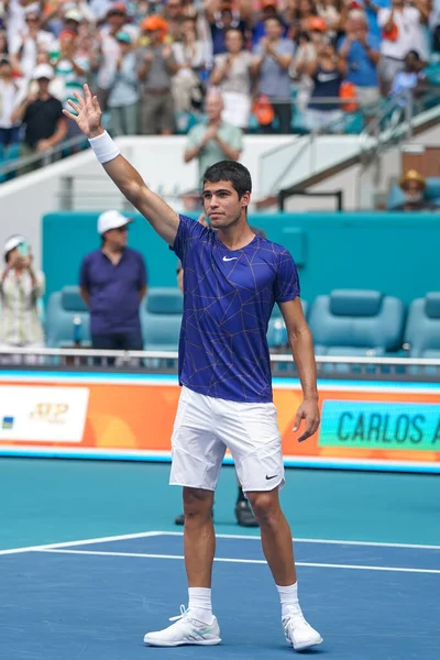 MIAMI GARDENS, FLORIDA - 3 APRIL 2022: Miami Açık 2022 İspanya Şampiyonu Carlos Alcaraz, Miami, Florida 'daki Hard Rock Stadyumu' nda oynanan erkekler final maçı sonrasında zaferini kutladı.