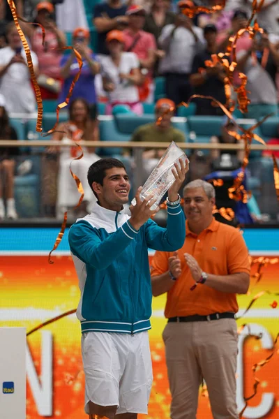 MIAMI GARDENS, FLORIDA - 3 APRIL 2022: Miami Açık 2022 İspanya Şampiyonu Carlos Alcaraz, Florida 'daki Hard Rock Stadyumu' nda Casper Ruud 'a karşı kazandığı galibiyet sonrasında