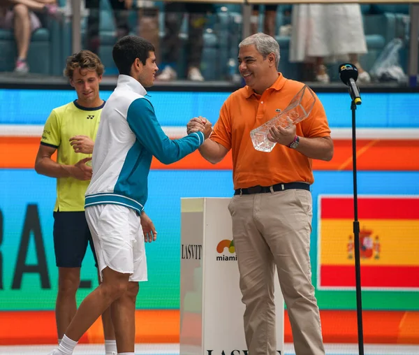 MIAMI GARDENS, FLORIDA - 3 APRIL 2022: Miami Açık 2022 İspanya Şampiyonu Carlos Alcaraz, Florida 'daki Hard Rock Stadyumu' nda Casper Ruud 'a karşı kazandığı galibiyet sonrasında