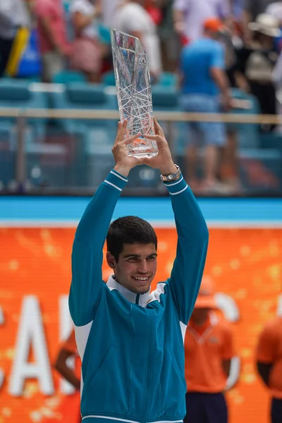 MIAMI GARDENS, FLORIDA - 3 APRIL 2022: Miami Açık 2022 İspanya Şampiyonu Carlos Alcaraz, Florida 'daki Hard Rock Stadyumu' nda Casper Ruud 'a karşı kazandığı galibiyet sonrasında
