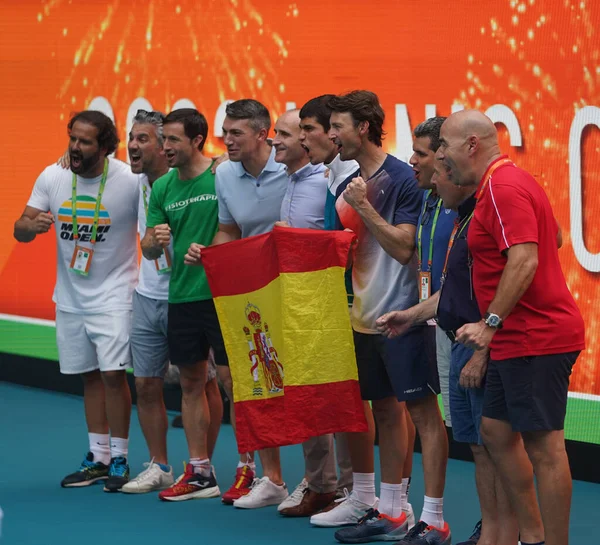 MIAMI GARDENS, FLORIDA - 3 APRIL 2022: Miami Açık 2022 Şampiyonu Carlos Alcaraz ve takımı Miami Gardens, Florida 'daki Hard Rock Stadyumu' nda oynanan erkekler final maçı sonrasında zaferini kutladı.