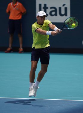 MIAMI GARDENS, FLORIDA - 3 APRIL 2022 Miami Açık 2022 finalisti Casper Ruud, Miami, Florida 'daki Hard Rock Stadyumu' nda Carlos Alcaraz 'a karşı oynadığı erkekler final maçında