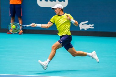 MIAMI GARDENS, FLORIDA - 3 APRIL 2022 Miami Açık 2022 finalisti Casper Ruud, Miami, Florida 'daki Hard Rock Stadyumu' nda Carlos Alcaraz 'a karşı oynadığı erkekler final maçında