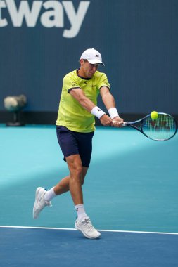 MIAMI GARDENS, FLORIDA - 3 APRIL 2022 Miami Açık 2022 finalisti Casper Ruud, Miami, Florida 'daki Hard Rock Stadyumu' nda Carlos Alcaraz 'a karşı oynadığı erkekler final maçında