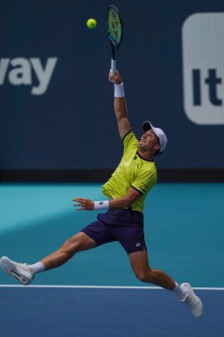 MIAMI GARDENS, FLORIDA - 3 APRIL 2022 Miami Açık 2022 finalisti Casper Ruud, Miami, Florida 'daki Hard Rock Stadyumu' nda Carlos Alcaraz 'a karşı oynadığı erkekler final maçında