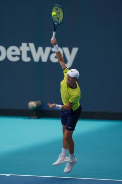 MIAMI GARDENS, FLORIDA - 3 APRIL 2022 Miami Açık 2022 finalisti Casper Ruud, Miami, Florida 'daki Hard Rock Stadyumu' nda Carlos Alcaraz 'a karşı oynadığı erkekler final maçında