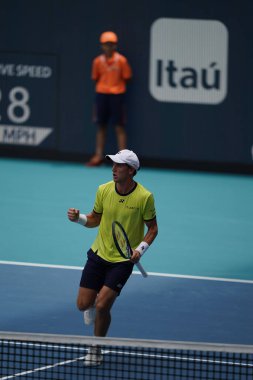 MIAMI GARDENS, FLORIDA - 3 APRIL 2022 Miami Açık 2022 finalisti Casper Ruud, Miami, Florida 'daki Hard Rock Stadyumu' nda Carlos Alcaraz 'a karşı oynadığı erkekler final maçında