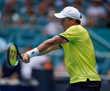 MIAMI GARDENS, FLORIDA - 3 APRIL 2022 Miami Açık 2022 finalisti Casper Ruud, Miami, Florida 'daki Hard Rock Stadyumu' nda Carlos Alcaraz 'a karşı oynadığı erkekler final maçında