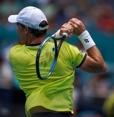 MIAMI GARDENS, FLORIDA - 3 APRIL 2022 Miami Açık 2022 finalisti Casper Ruud, Miami, Florida 'daki Hard Rock Stadyumu' nda Carlos Alcaraz 'a karşı oynadığı erkekler final maçında