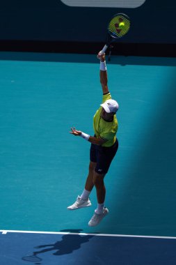 MIAMI GARDENS, FLORIDA - 3 APRIL 2022 Miami Açık 2022 finalisti Casper Ruud, Miami, Florida 'daki Hard Rock Stadyumu' nda Carlos Alcaraz 'a karşı oynadığı erkekler final maçında