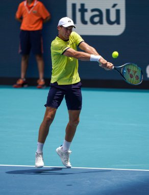 MIAMI GARDENS, FLORIDA - 3 APRIL 2022 Miami Açık 2022 finalisti Casper Ruud, Miami, Florida 'daki Hard Rock Stadyumu' nda Carlos Alcaraz 'a karşı oynadığı erkekler final maçında