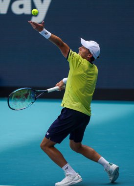 MIAMI GARDENS, FLORIDA - 3 APRIL 2022 Miami Açık 2022 finalisti Casper Ruud, Miami, Florida 'daki Hard Rock Stadyumu' nda Carlos Alcaraz 'a karşı oynadığı erkekler final maçında