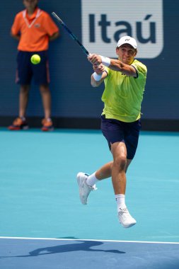 MIAMI GARDENS, FLORIDA - 3 APRIL 2022 Miami Açık 2022 finalisti Casper Ruud, Miami, Florida 'daki Hard Rock Stadyumu' nda Carlos Alcaraz 'a karşı oynadığı erkekler final maçında