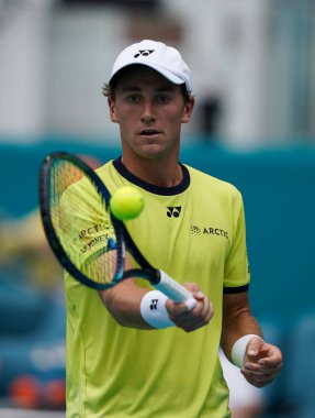 MIAMI GARDENS, FLORIDA - 3 APRIL 2022 Miami Açık 2022 finalisti Casper Ruud, Miami, Florida 'daki Hard Rock Stadyumu' nda Carlos Alcaraz 'a karşı oynadığı erkekler final maçında