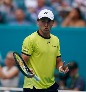 MIAMI GARDENS, FLORIDA - 3 APRIL 2022 Miami Açık 2022 finalisti Casper Ruud, Miami, Florida 'daki Hard Rock Stadyumu' nda Carlos Alcaraz 'a karşı oynadığı erkekler final maçında