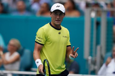 MIAMI GARDENS, FLORIDA - 3 APRIL 2022 Miami Açık 2022 finalisti Casper Ruud, Miami, Florida 'daki Hard Rock Stadyumu' nda Carlos Alcaraz 'a karşı oynadığı erkekler final maçında