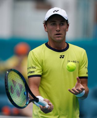 MIAMI GARDENS, FLORIDA - 3 APRIL 2022 Miami Açık 2022 finalisti Casper Ruud, Miami, Florida 'daki Hard Rock Stadyumu' nda Carlos Alcaraz 'a karşı oynadığı erkekler final maçında