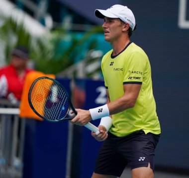MIAMI GARDENS, FLORIDA - 3 APRIL 2022 Miami Açık 2022 finalisti Casper Ruud, Miami, Florida 'daki Hard Rock Stadyumu' nda Carlos Alcaraz 'a karşı oynadığı erkekler final maçında