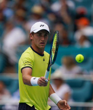 MIAMI GARDENS, FLORIDA - 3 APRIL 2022 Miami Açık 2022 finalisti Casper Ruud, Miami, Florida 'daki Hard Rock Stadyumu' nda Carlos Alcaraz 'a karşı oynadığı erkekler final maçında
