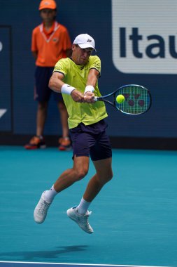 MIAMI GARDENS, FLORIDA - 3 APRIL 2022 Miami Açık 2022 finalisti Casper Ruud, Miami, Florida 'daki Hard Rock Stadyumu' nda Carlos Alcaraz 'a karşı oynadığı erkekler final maçında