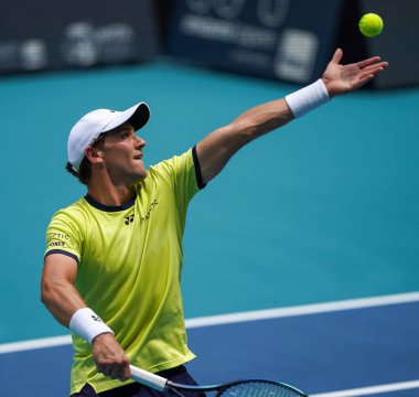 MIAMI GARDENS, FLORIDA - 3 APRIL 2022 Miami Açık 2022 finalisti Casper Ruud, Miami, Florida 'daki Hard Rock Stadyumu' nda Carlos Alcaraz 'a karşı oynadığı erkekler final maçında