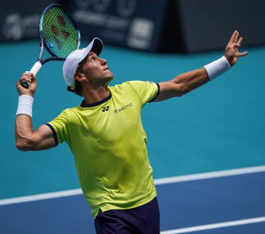 MIAMI GARDENS, FLORIDA - 3 APRIL 2022 Miami Açık 2022 finalisti Casper Ruud, Miami, Florida 'daki Hard Rock Stadyumu' nda Carlos Alcaraz 'a karşı oynadığı erkekler final maçında