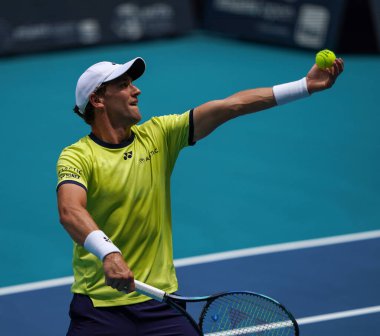 MIAMI GARDENS, FLORIDA - 3 APRIL 2022 Miami Açık 2022 finalisti Casper Ruud, Miami, Florida 'daki Hard Rock Stadyumu' nda Carlos Alcaraz 'a karşı oynadığı erkekler final maçında