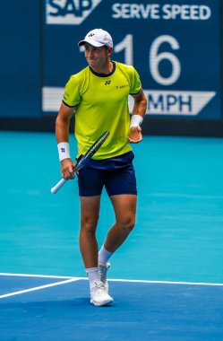 MIAMI GARDENS, FLORIDA - 3 APRIL 2022 Miami Açık 2022 finalisti Casper Ruud, Miami, Florida 'daki Hard Rock Stadyumu' nda Carlos Alcaraz 'a karşı oynadığı erkekler final maçında
