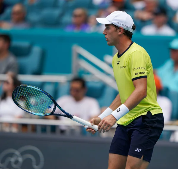 MIAMI GARDENS, FLORIDA - 3 APRIL 2022 Miami Açık 2022 finalisti Casper Ruud, Miami, Florida 'daki Hard Rock Stadyumu' nda Carlos Alcaraz 'a karşı oynadığı erkekler final maçında