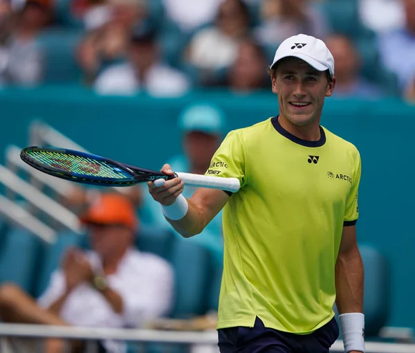 MIAMI GARDENS, FLORIDA - 3 APRIL 2022 Miami Açık 2022 finalisti Casper Ruud, Miami, Florida 'daki Hard Rock Stadyumu' nda Carlos Alcaraz 'a karşı oynadığı erkekler final maçında