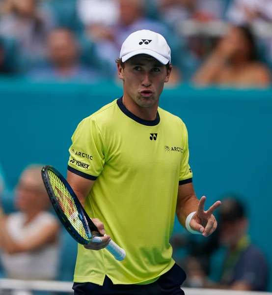 MIAMI GARDENS, FLORIDA - 3 APRIL 2022 Miami Açık 2022 finalisti Casper Ruud, Miami, Florida 'daki Hard Rock Stadyumu' nda Carlos Alcaraz 'a karşı oynadığı erkekler final maçında