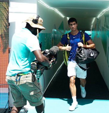 MIAMI GARDENS, FLORIDA - 3 APRIL 2022: İspanya 'dan profesyonel tenisçi Carlos Alcaraz, Miami Açık erkekler final maçı öncesinde Miami Gardens, Florida' daki Hard Rock Stadyumu 'nda sahaya çıktı