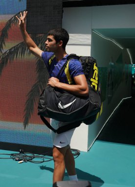 MIAMI GARDENS, FLORIDA - 3 APRIL 2022: İspanya 'dan profesyonel tenisçi Carlos Alcaraz, Miami Açık erkekler final maçı öncesinde Miami Gardens, Florida' daki Hard Rock Stadyumu 'nda sahaya çıktı