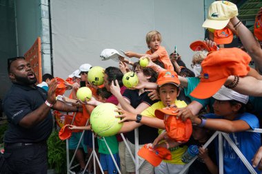 MIAMI GARDENS, FLORIDA - APRIL 3, 2022: Miami Open taraftarları 2022 'den sonra İspanya' dan Carlos Alcaraz ile Norveç 'ten Casper Ruud arasında Miami Gardens, Florida' daki Hard Rock Stadyumu 'nda oynanan final maçı için imza bekliyorlar.  