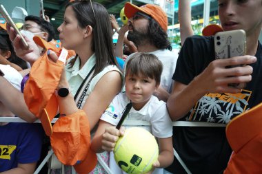MIAMI GARDENS, FLORIDA - APRIL 3, 2022: Miami Open taraftarları 2022 'den sonra İspanya' dan Carlos Alcaraz ile Norveç 'ten Casper Ruud arasında Miami Gardens, Florida' daki Hard Rock Stadyumu 'nda oynanan final maçı için imza bekliyorlar.  