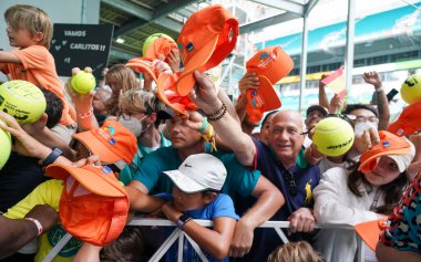 MIAMI GARDENS, FLORIDA - APRIL 3, 2022: Miami Open taraftarları 2022 'den sonra İspanya' dan Carlos Alcaraz ile Norveç 'ten Casper Ruud arasında Miami Gardens, Florida' daki Hard Rock Stadyumu 'nda oynanan final maçı için imza bekliyorlar.  