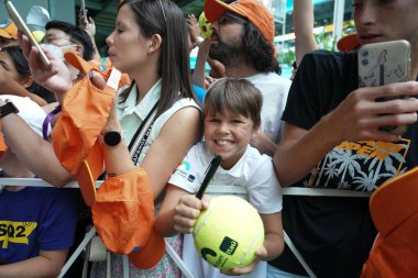 MIAMI GARDENS, FLORIDA - APRIL 3, 2022: Miami Open taraftarları 2022 'den sonra İspanya' dan Carlos Alcaraz ile Norveç 'ten Casper Ruud arasında Miami Gardens, Florida' daki Hard Rock Stadyumu 'nda oynanan final maçı için imza bekliyorlar.  