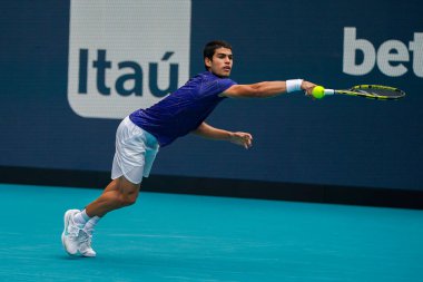 MIAMI GARDENS, FLORIDA - 3 APRIL 2022: İspanya 'dan profesyonel tenisçi Carlos Alcaraz, Miami' deki Hard Rock Stadyumu 'nda oynanan 2022 Miami Açık erkekler final maçında görev aldı.