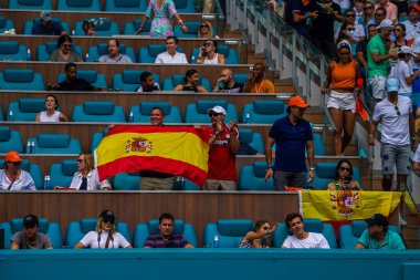 MIAMI GARDENS, FLORIDA - 3 APRIL 2022: Tenis taraftarları 2022 Miami Açık erkekler final maçı sırasında İspanya 'dan Carlos Alcaraz' ı Miami, Florida 'daki Hard Rock Stadyumu' nda Norveçli Casper Ruud 'a karşı desteklediler.