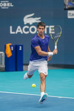 MIAMI GARDENS, FLORIDA - 3 APRIL 2022: İspanya 'dan profesyonel tenisçi Carlos Alcaraz, Miami' deki Hard Rock Stadyumu 'nda oynanan 2022 Miami Açık erkekler final maçında görev aldı.