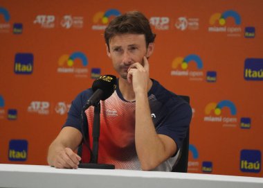 MIAMI GARDENS, FLORIDA - 3 APRIL 2022: İspanya 'dan Carlos Alcaraz' ın Miami Gardens, Florida 'daki Hard Rock Stadyumu' nda erkekler final maçını kazanması sonrasında düzenlediği basın toplantısında tenis koçu Juan Carlos Ferrero