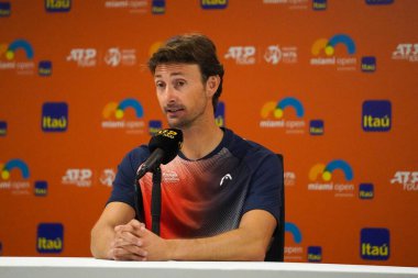 MIAMI GARDENS, FLORIDA - 3 APRIL 2022: İspanya 'dan Carlos Alcaraz' ın Miami Gardens, Florida 'daki Hard Rock Stadyumu' nda erkekler final maçını kazanması sonrasında düzenlediği basın toplantısında tenis koçu Juan Carlos Ferrero
