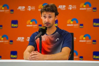 MIAMI GARDENS, FLORIDA - 3 APRIL 2022: İspanya 'dan Carlos Alcaraz' ın Miami Gardens, Florida 'daki Hard Rock Stadyumu' nda erkekler final maçını kazanması sonrasında düzenlediği basın toplantısında tenis koçu Juan Carlos Ferrero