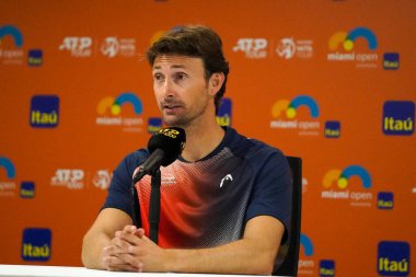 MIAMI GARDENS, FLORIDA - 3 APRIL 2022: İspanya 'dan Carlos Alcaraz' ın Miami Gardens, Florida 'daki Hard Rock Stadyumu' nda erkekler final maçını kazanması sonrasında düzenlediği basın toplantısında tenis koçu Juan Carlos Ferrero