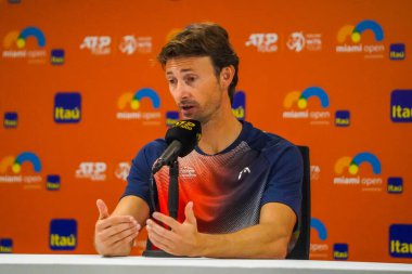 MIAMI GARDENS, FLORIDA - 3 APRIL 2022: İspanya 'dan Carlos Alcaraz' ın Miami Gardens, Florida 'daki Hard Rock Stadyumu' nda erkekler final maçını kazanması sonrasında düzenlediği basın toplantısında tenis koçu Juan Carlos Ferrero