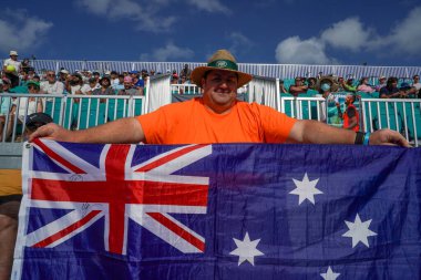 MIAMI GARDENS, FLORIDA - 31 Mart 2022: Avustralyalı tenis taraftarı Thanasi Kokkinakis ve Nick Kyrgios 'u destekliyor.