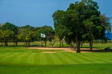 LA ROMANA, DOMINICAN REPUBLIC - 10 Haziran 2021: Pete Dye 'ın Casa de Campo Köpek Golf Sahasının Meşhur Dişleri. Sahne 18 delikli golf sahası, dünyada sadece 7 deniz kenarı deliği var.